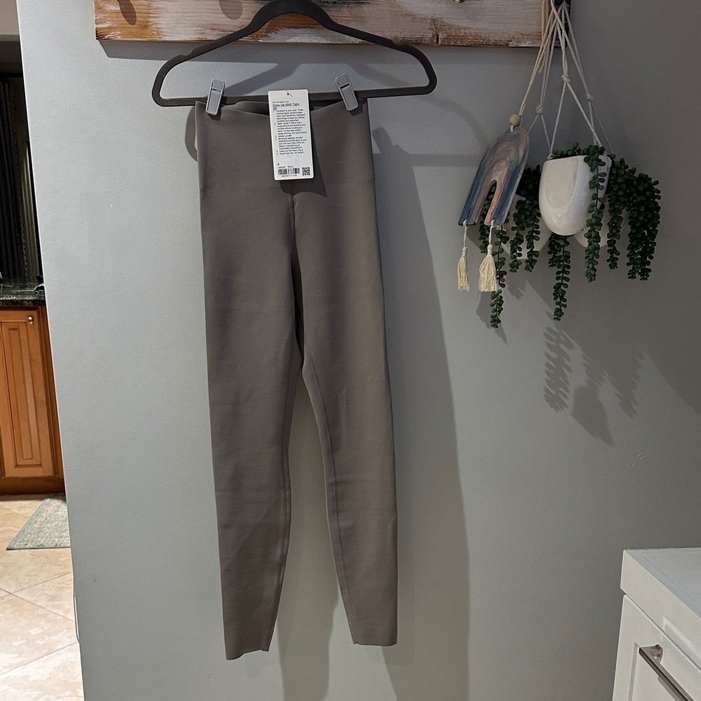 Lululemon Glow Up SHR Tight 28” Pants size 4 NWT